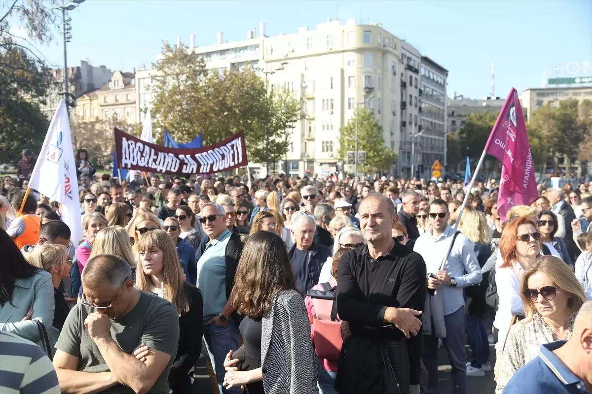 Belgrad’da Eğitim Çalışanlarından Maaş Zamı Gösterisi