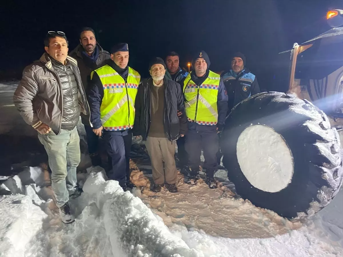 Hekimhan’da Kar Yağışıyla Mahsur Kalan Yaşlı Adam Kurtarıldı