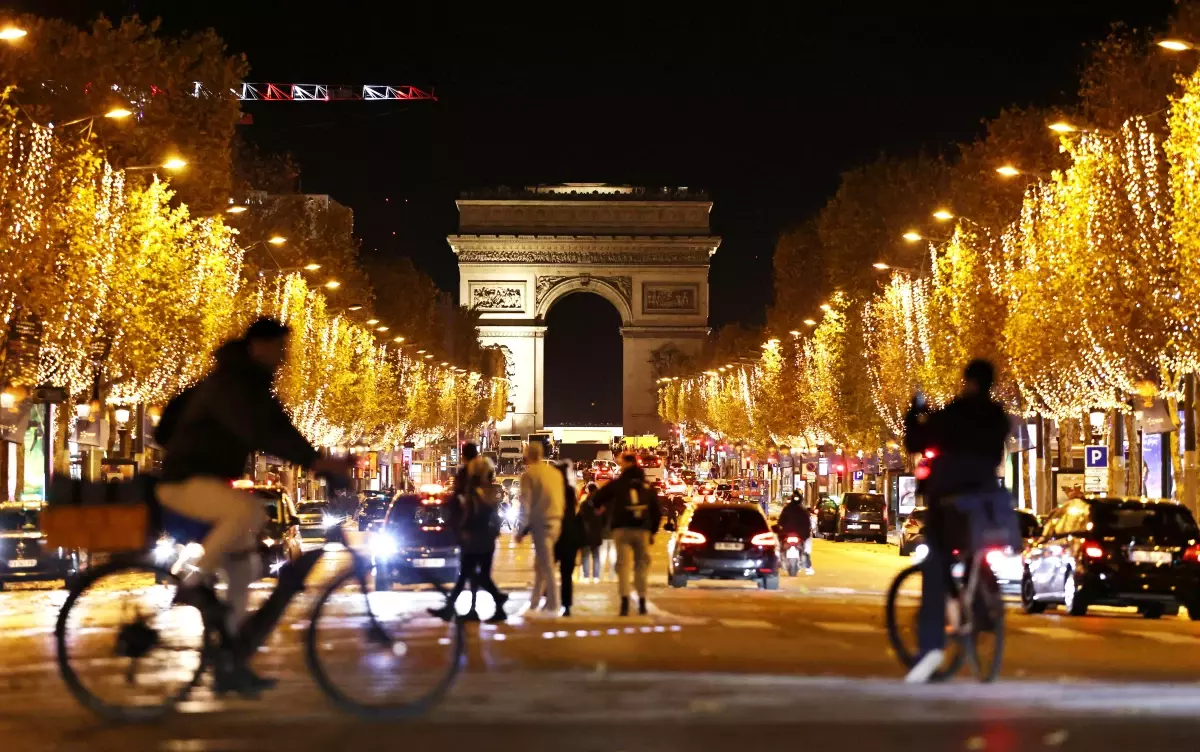 Paris’te Noel Işıklandırma Töreni